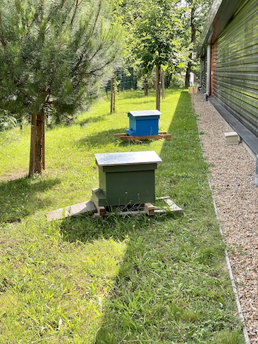 De nouvelles ouvrières près de l'atelier