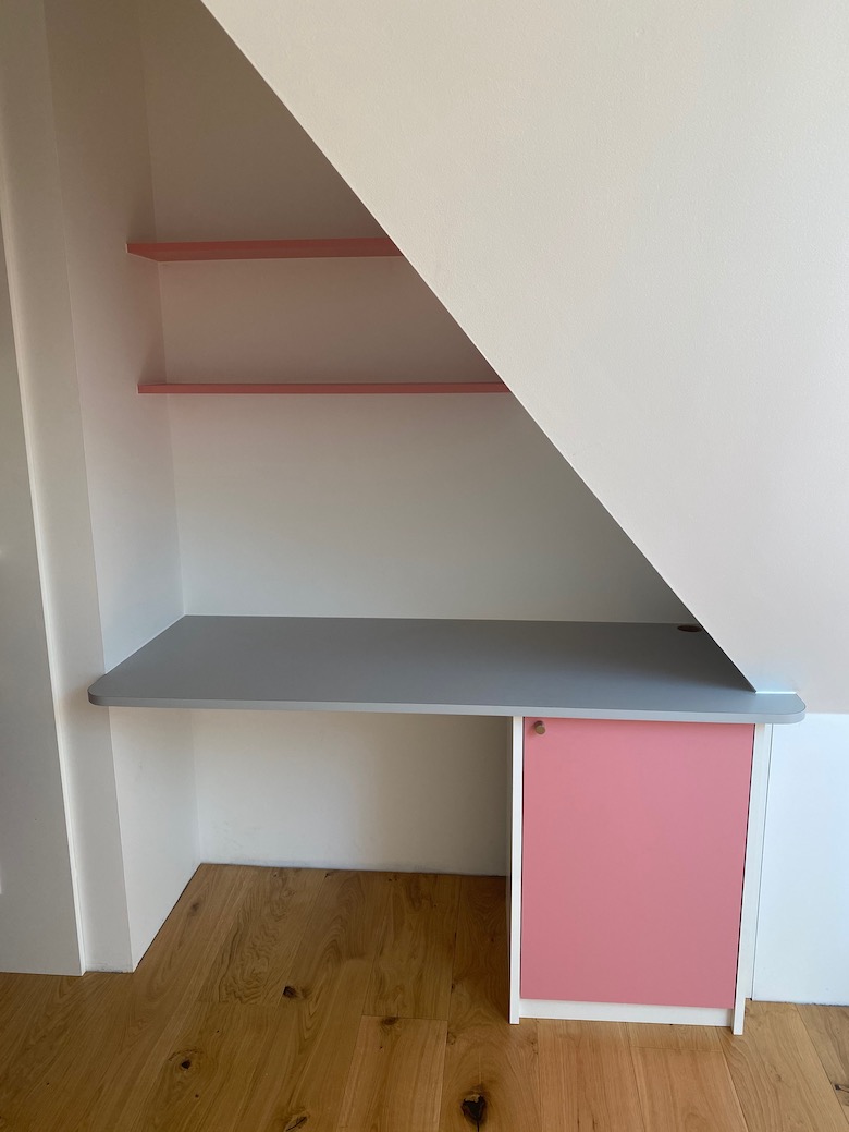 Bureau sur mesure en Mélaminé EGGER Gris Perlé et porte de placard et étagères en Rose Flamingo