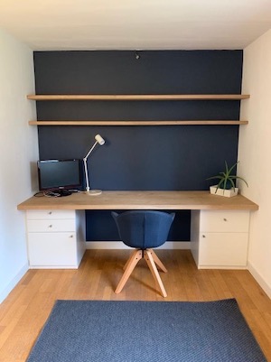 Plateau de bureau en Chêne avec tiroirs et placards en mélaminé blanc EGGER